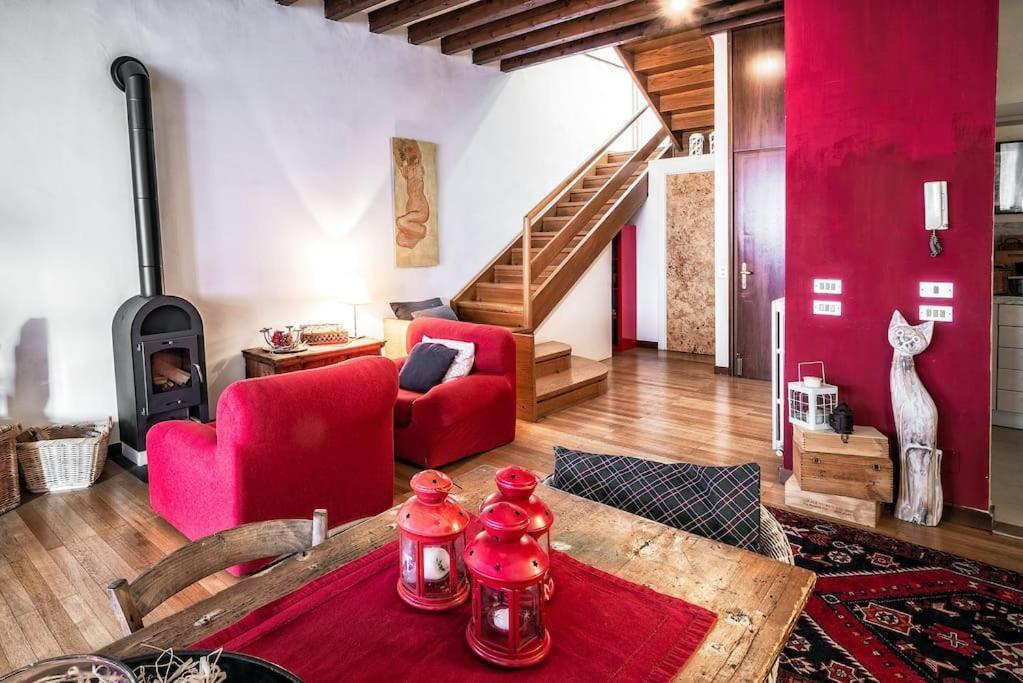 Loft Overlooking The Old Town . Фельтре Экстерьер фото